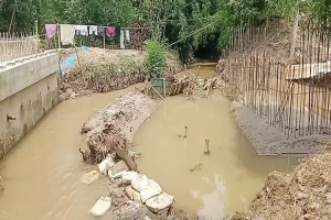 সেতুর কাজ বন্ধ, দুর্ভোগে ২৫ গ্রামের মানুষ