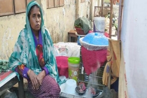 পিঠা বিক্রি করে সংসার চলে মনরার