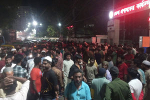 ঈদের আগে ফুটপাতে ব্যবসার সুযোগ চেয়ে নগরীর হকারদের বিক্ষোভ