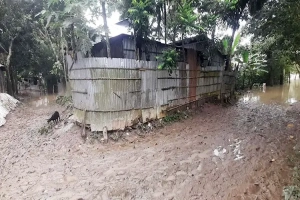 মৌলভীবাজারে পানি নামলেও কমেনি বন্যাদুর্গত মানুষের দুর্ভোগ মৌলভীবাজারে পানি নামলেও কমেনি বন্যাদুর্গত মানুষের দুর্ভোগ