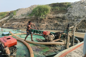 গোয়াইনঘাটে অবৈধ বালু উত্তোলনে অভিযান ও সাড়ে তিন লক্ষ টাকা জরিমানা গোয়াইনঘাটে অবৈধ বালু উত্তোলনে অভিযান ও সাড়ে তিন লক্ষ টাকা জরিমানা
