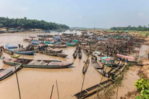 ইজারা নেই, সুনামগঞ্জের কয়েকটি বালুমহালে ফের অবৈধ উত্তোলনের অভিযোগ ইজারা নেই, সুনামগঞ্জের কয়েকটি বালুমহালে ফের অবৈধ উত্তোলনের অভিযোগ