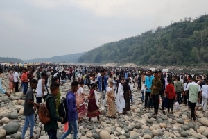 ঈদের ছুটিতে জাফলংয়ে তরুণ তরুণীদের ভিড়
