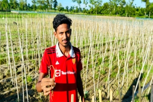  বালুতে চাপা পড়েছে কৃষকের স্বপ্ন