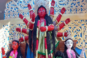 লাল দুর্গাপ্রতিমা দেখতে পাঁচগাঁওয়ে লাখো মানুষের ভিড়