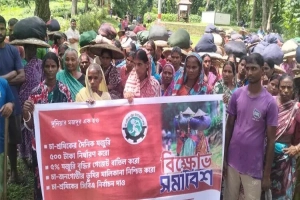 কুলাউড়ায় ৫০০ টাকা মজুরির দাবিতে চা-শ্রমিকদের বিক্ষোভ কুলাউড়ায় ৫০০ টাকা মজুরির দাবিতে চা-শ্রমিকদের বিক্ষোভ