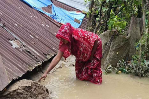 হবিগঞ্জে নামছে পানি, বাড়ছে দুর্ভোগ হবিগঞ্জে নামছে পানি, বাড়ছে দুর্ভোগ
