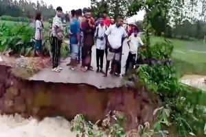 সুনামগঞ্জে পাহাড়ি ঢলে সড়ক ভেঙে আট গ্রাম বিচ্ছিন্ন