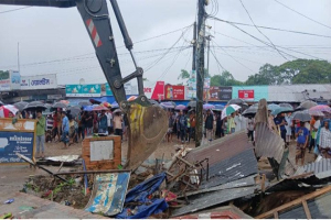 সালুটিকরে দেড় কোটি টাকার জেলা পরিষদের জমি উদ্ধার, অবৈধ স্থাপনা উচ্ছেদ সালুটিকরে দেড় কোটি টাকার জেলা পরিষদের জমি উদ্ধার, অবৈধ স্থাপনা উচ্ছেদ