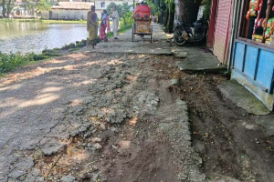 খানাখন্দে ঝুঁকিপূর্ণ চলাচল, পুকুরপাড়ে দুর্ঘটনার শঙ্কা খানাখন্দে ঝুঁকিপূর্ণ চলাচল, পুকুরপাড়ে দুর্ঘটনার শঙ্কা
