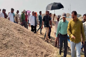 নিম্নমানের নির্মাণসামগ্রী ব্যবহারের অভিযোগ, মধ্যনগরে সড়কের কাজ বন্ধের নির্দেশ এমপির নিম্নমানের নির্মাণসামগ্রী ব্যবহারের অভিযোগ, মধ্যনগরে সড়কের কাজ বন্ধের নির্দেশ এমপির