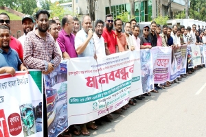 সিলেটে  মানববন্ধন : সড়কদুর্ঘটনা রোধে প্রধানমন্ত্রীর হস্তক্ষেপ কামনা