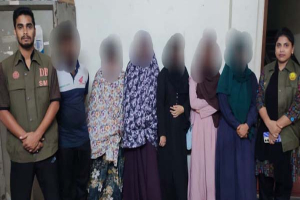 ফ্ল্যাটে পুলিশের অভিযান, নারী-পুরুষসহ ৬ জন আটক