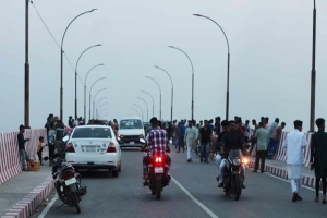 রানীগঞ্জ সেতু দেখতে মানুষের ঢল