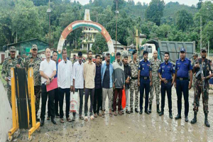 ভারতে কারাভোগ শেষে স্বজনদের বুকে ফিরলেন ৭ বাংলাদেশি ভারতে কারাভোগ শেষে স্বজনদের বুকে ফিরলেন ৭ বাংলাদেশি