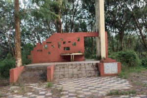 অযত্নে হারিয়ে যাচ্ছে ফয়জাবাদ বধ্যভূমির স্মৃতি, সন্ধ্যা নামলেই মাদকসেবীদের আড্ডা অযত্নে হারিয়ে যাচ্ছে ফয়জাবাদ বধ্যভূমির স্মৃতি, সন্ধ্যা নামলেই মাদকসেবীদের আড্ডা