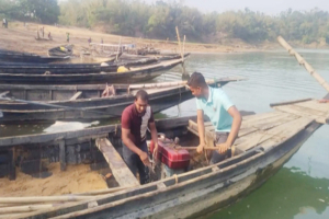 জৈন্তাপুর অবৈধ বালু উত্তোলনের ১০টি নৌকা ধ্বংস ও জরিমানা