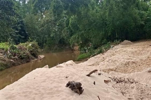 উচ্চ আদালতের নিষেধাজ্ঞা অমান্য করে বালু উত্তোলন