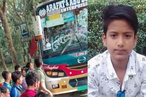 সড়কের ওপর ফুটবল খেলতে গিয়ে প্রাণ গেল স্কুল ছাত্রের