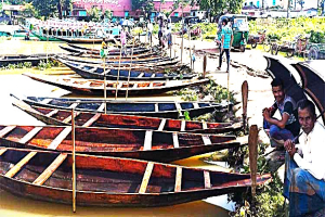 হাওরাঞ্চল প্লাবিত, জমে উঠেছে নৌকার হাট হাওরাঞ্চল প্লাবিত, জমে উঠেছে নৌকার হাট