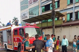 ফিজার কারখানায় আগুন নিয়ন্ত্রণে, চলছে উদ্ধার কাজ ফিজার কারখানায় আগুন নিয়ন্ত্রণে, চলছে উদ্ধার কাজ