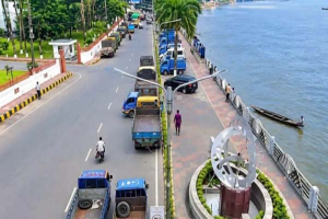 ক্বীন ব্রিজে ফিরেছে ট্রাক, সার্কিট হাউসের ফোয়ারা বন্ধ