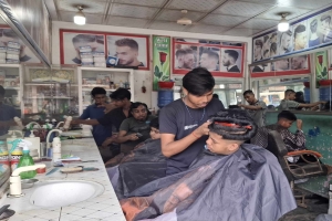 চাঁদরাতে সেলুনগুলোতে উপচেপড়া ভিড়