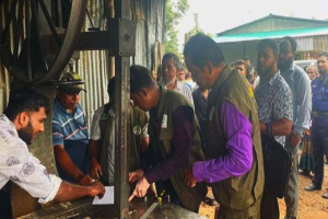 চুনারুঘাটে লাইসেন্স না থাকায় ৭ করাতকল সিলগালা