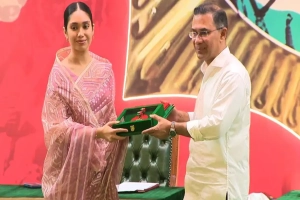 স্বাধীনতা পদক হস্তান্তর করেছেন প্রধানমন্ত্রী