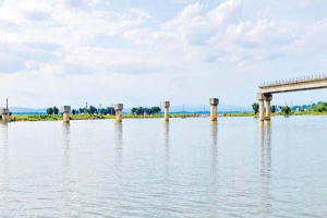 পাঁচ বছর পেরিয়েও শেষ হয়নি সোমেশ্বরী সেতু, বর্ষায় নৌকাই ভরসা
