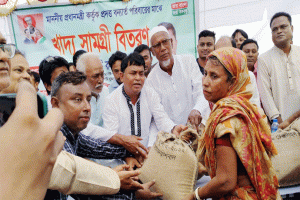  মধ্যনগরে প্রধানমন্ত্রীর পক্ষে ত্রাণ বিতরণ