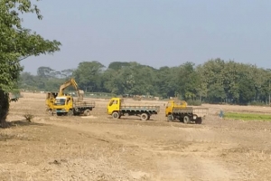 রাজনগরে অবাধে বিক্রি হচ্ছে আবাদি জমির মাটি