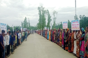 বালু ও পাথর খেকোদের হাত থেকে জাফলং চা-বাগান রক্ষায় সচেতন মহলের মানববন্ধন