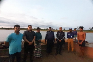 জাফলংয়ে ৩০টি বালু বোঝাই নৌকা সহ ২ শ্রমিক আটক