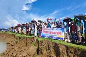 গোয়াইনঘাটে ড্রেজার দিয়ে বালু উত্তোলন বন্ধের দাবিতে মানববন্ধন