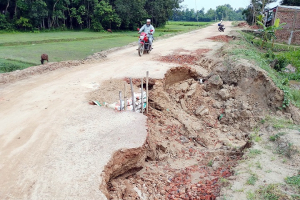 পাঁচ বছরেও শেষ হয়নি রাজাপুর সেতুর সংযোগ সড়ক