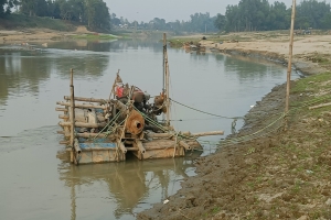 অবাধে বালু উত্তোলনে বাঁধ ভেঙে শহর তলিয়ে যাওয়ার শঙ্কা